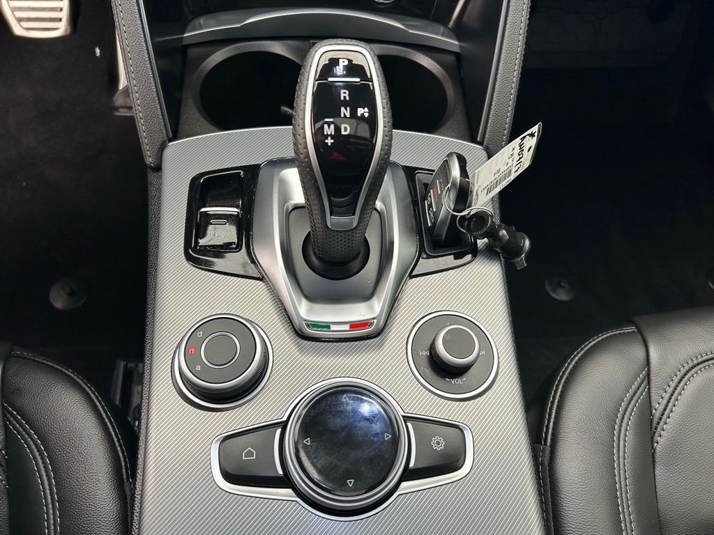 New 2025 Milano White Exterior Paint Alfa Romeo Base image 29