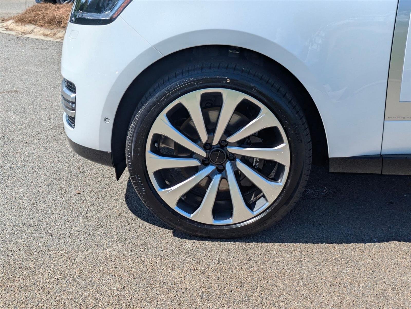 New 2026 Ostuni Pearl White Land Rover Autobiography image 10