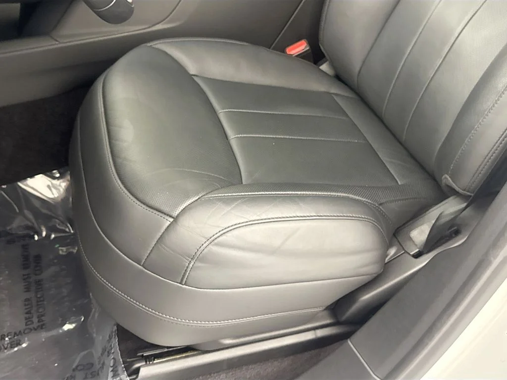 Used 2024 White Land Rover Dynamic SE image 20