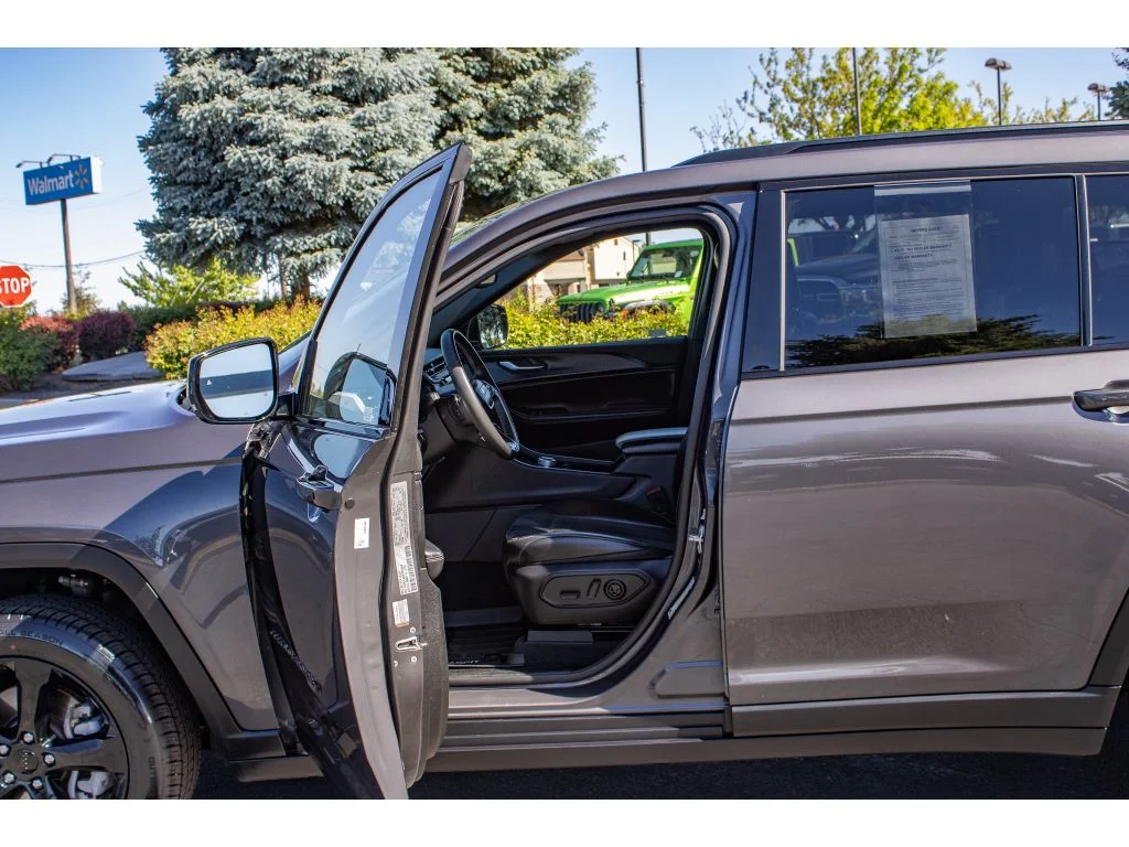 Used 2023 Baltic Gray Metallic Clearcoat Jeep Altitude image 31