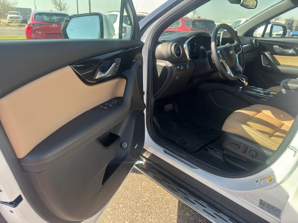 Used 2025 Iridescent Pearl Tricoat Chevrolet Premier image 10