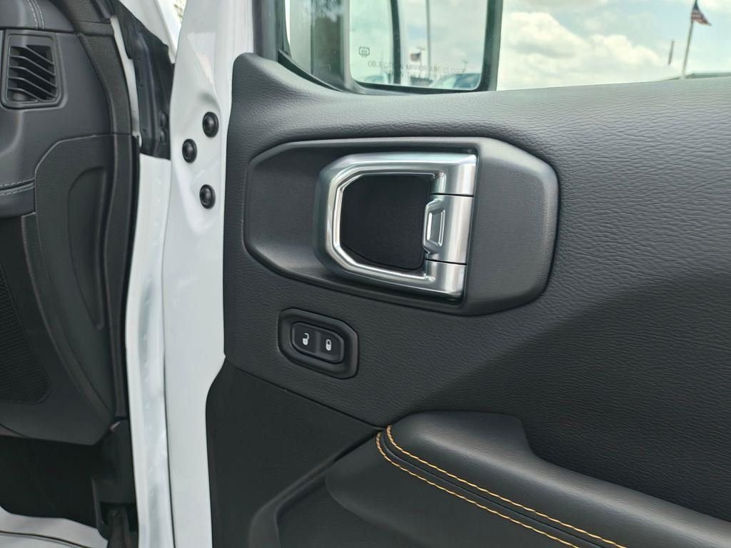 New 2026 Bright White Clear-Coat Exterior Paint Jeep Sahara image 39