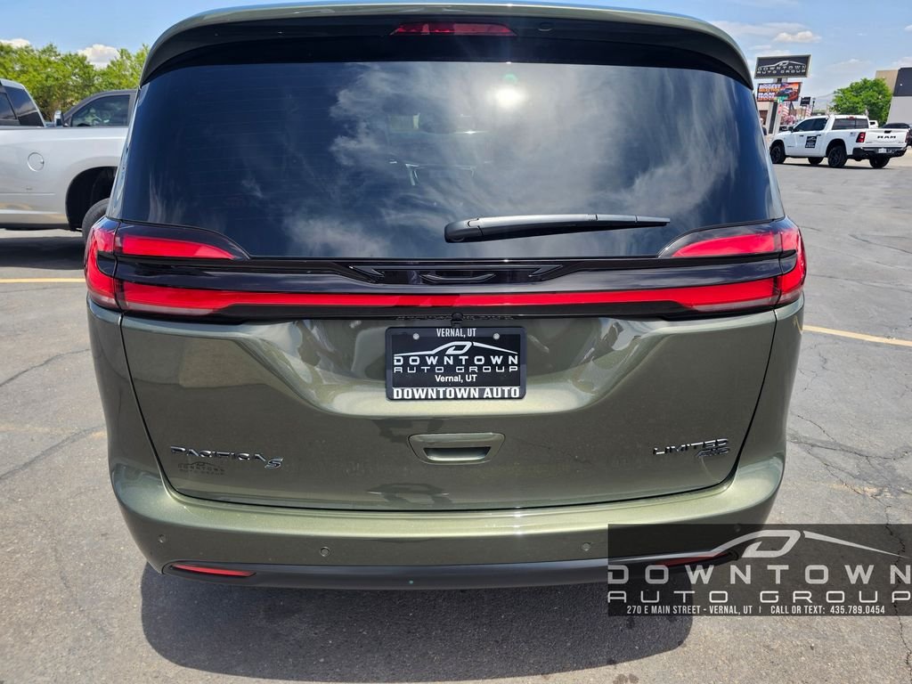 New 2027 Olive Green Pearl-Coat Exterior Paint Chrysler Limited image 4