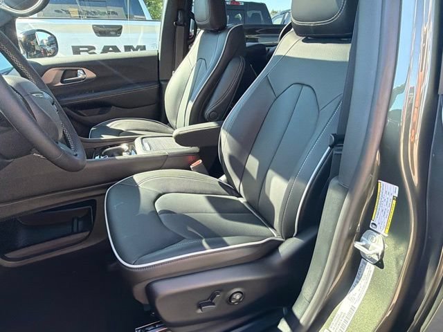 New 2027 Olive Green Pearl-Coat Exterior Paint Chrysler Limited image 19
