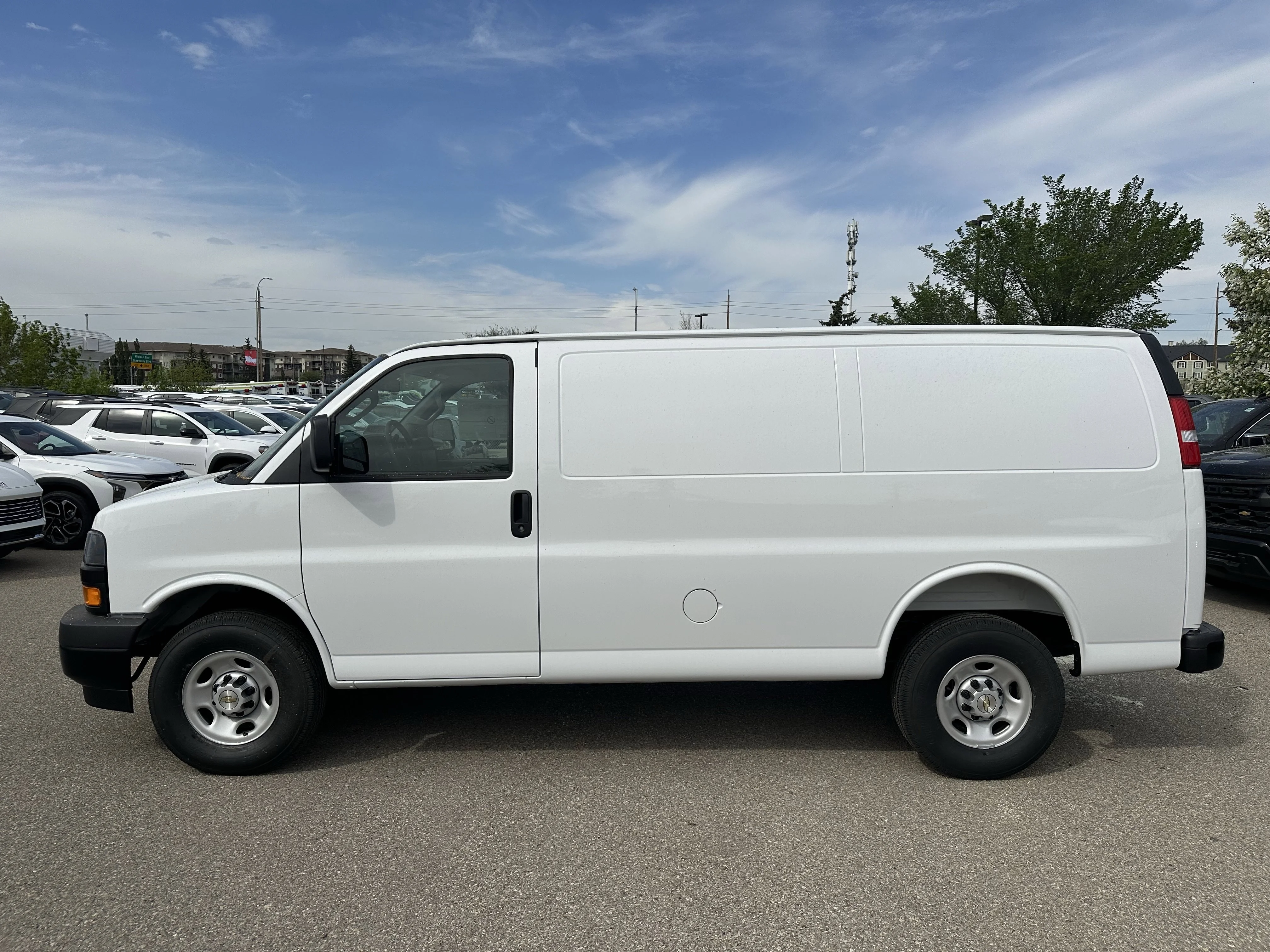 New 2026 Summit White Chevrolet RWD 3500 135 image 3