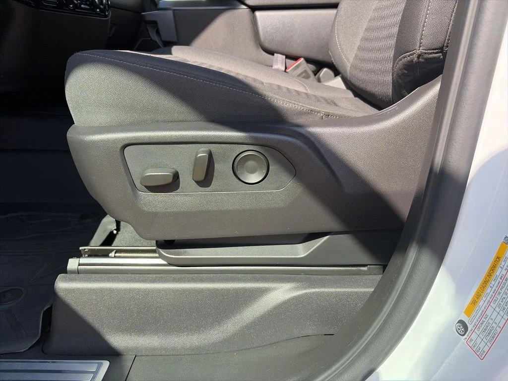 Used 2025 White Chevrolet LT image 35