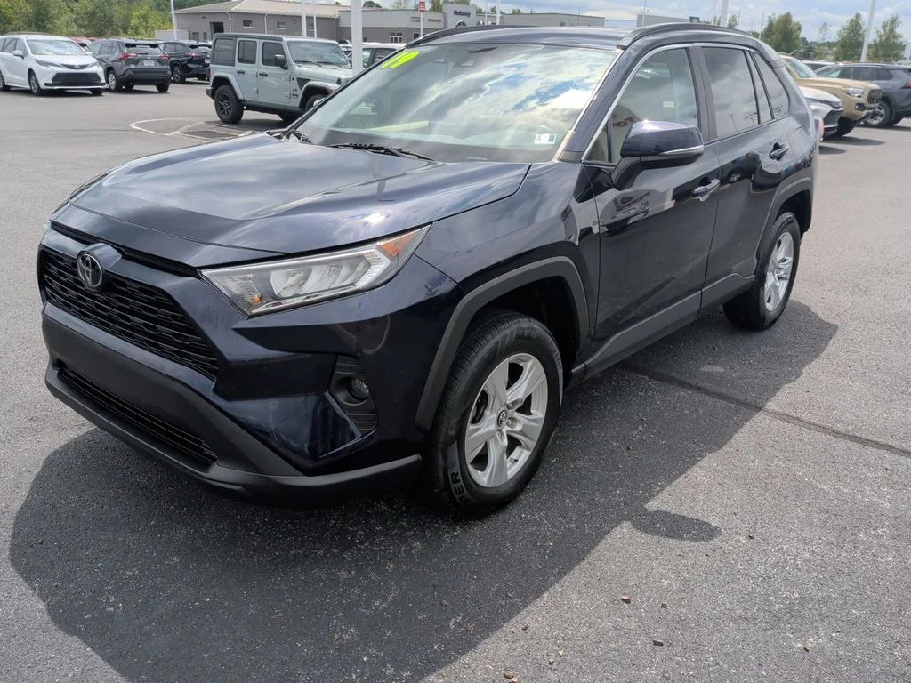 Used 2019  Toyota XLE image 4