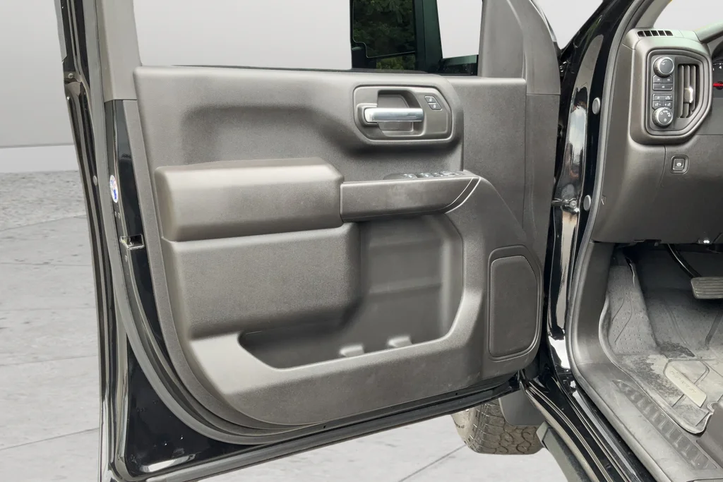 Used 2025 Black Chevrolet Custom image 11