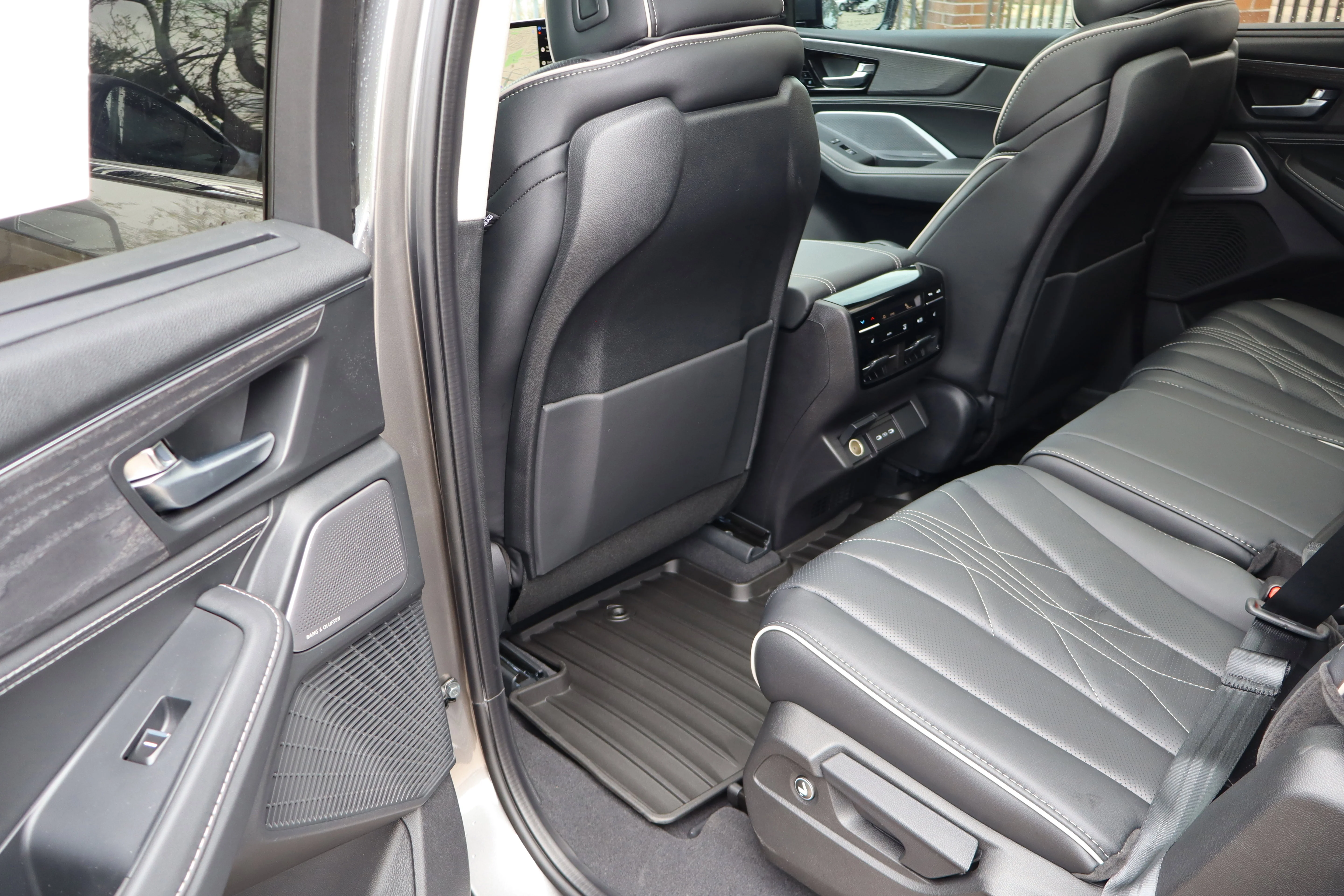 New 2026 Liquid Carbon Metallic Acura w/Advance Package image 26