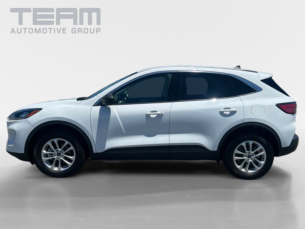 Used 2022 White Ford SE image 4