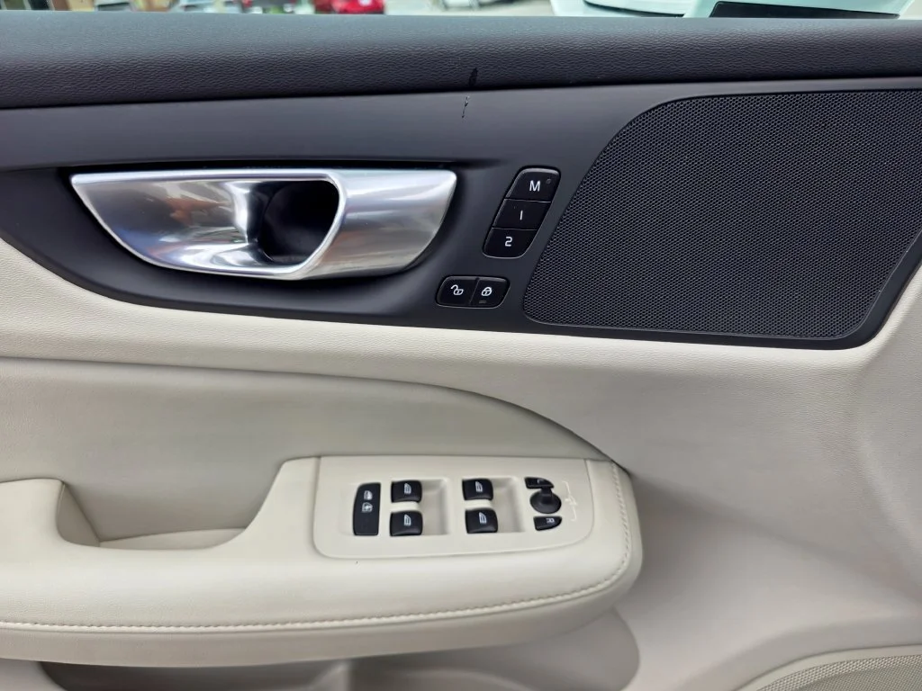 Used 2025  Volvo Plus image 15