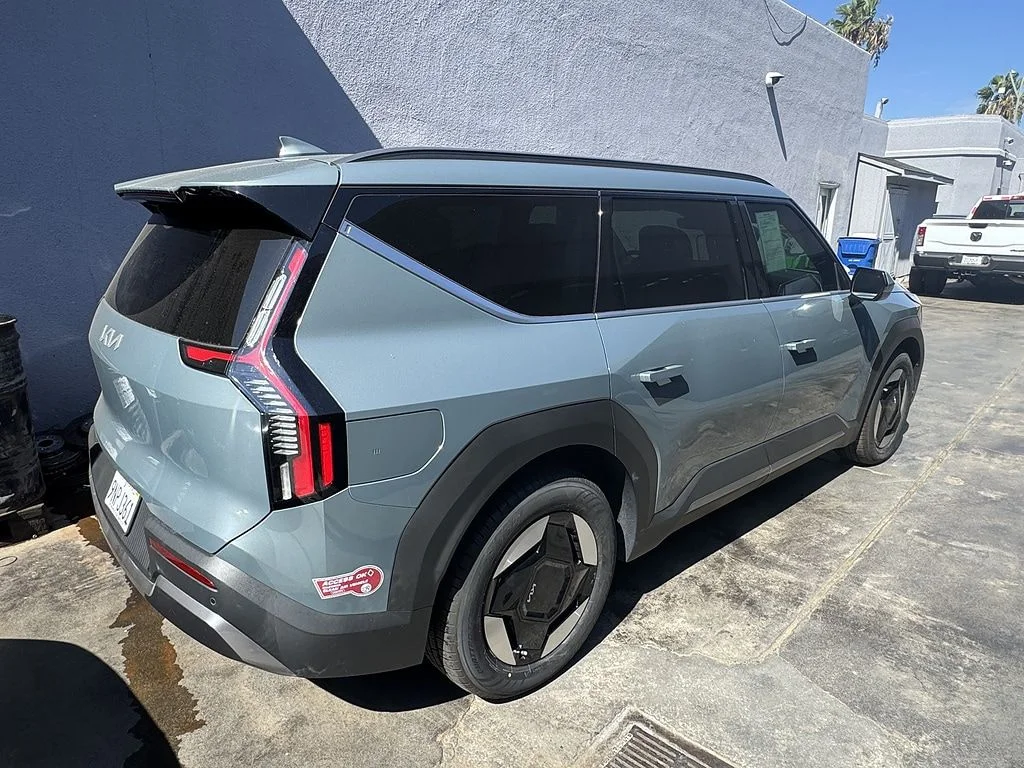 Used 2024 Green Kia Wind image 3
