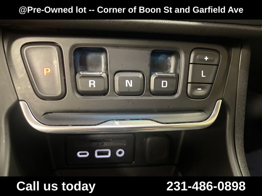 Used 2020 BLUE EMERALD METALLIC GMC SLT image 26