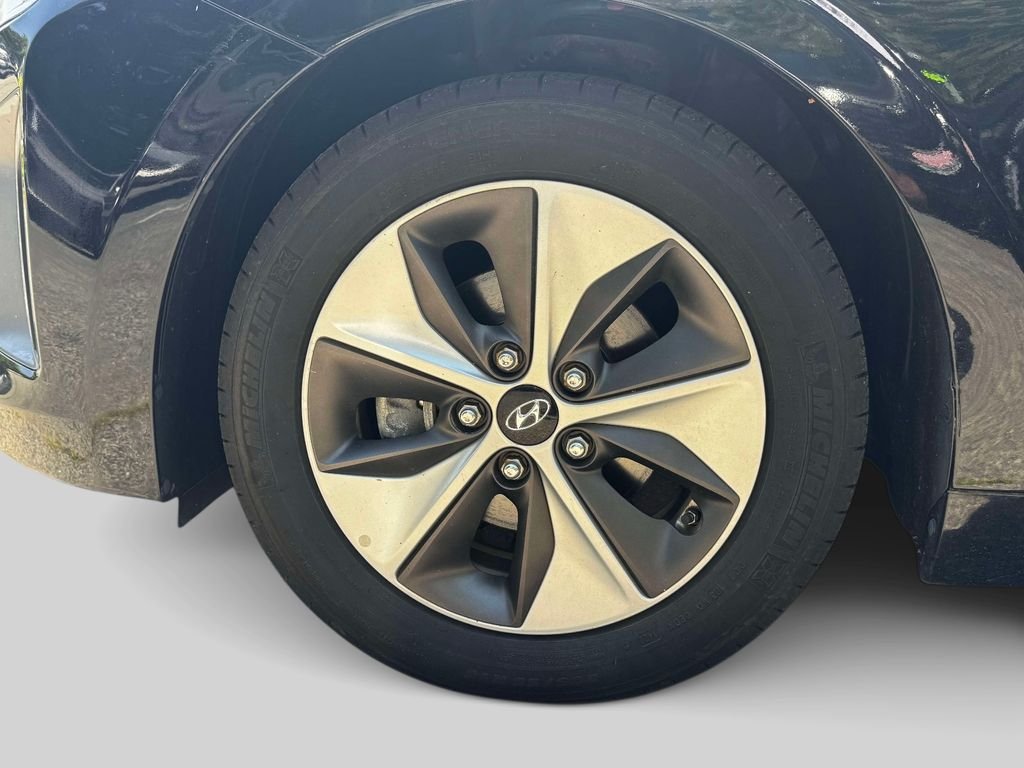 Used 2019 Black Hyundai Limited image 8