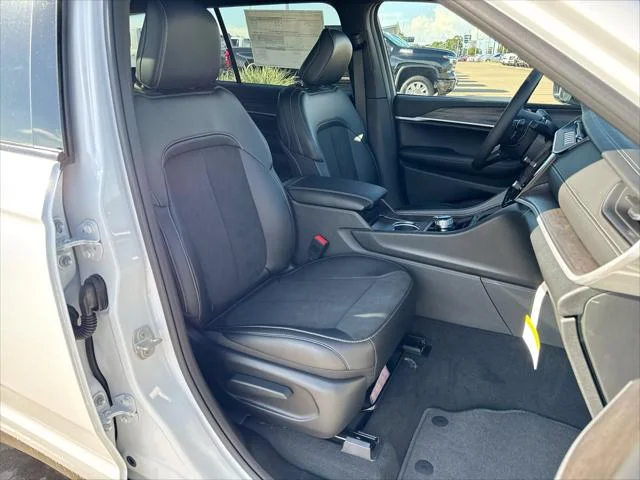 New 2027 Bright White Clear-Coat Paint Jeep Laredo Altitude image 25