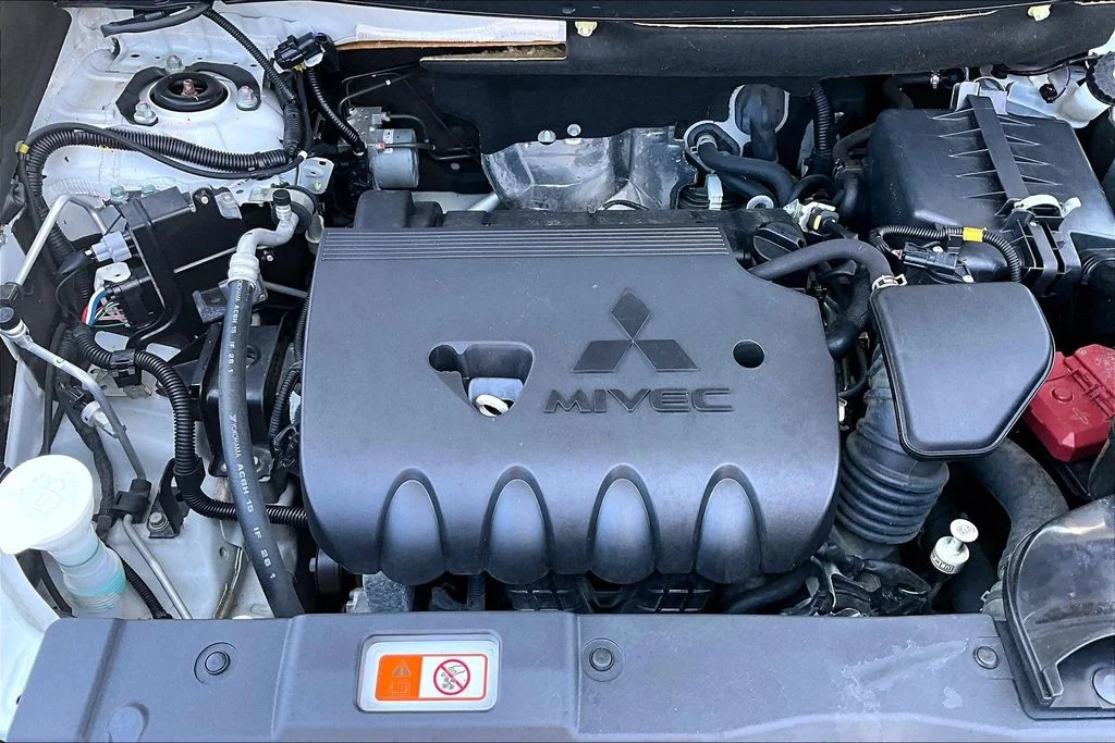Certified Used 2020  Mitsubishi SE image 32