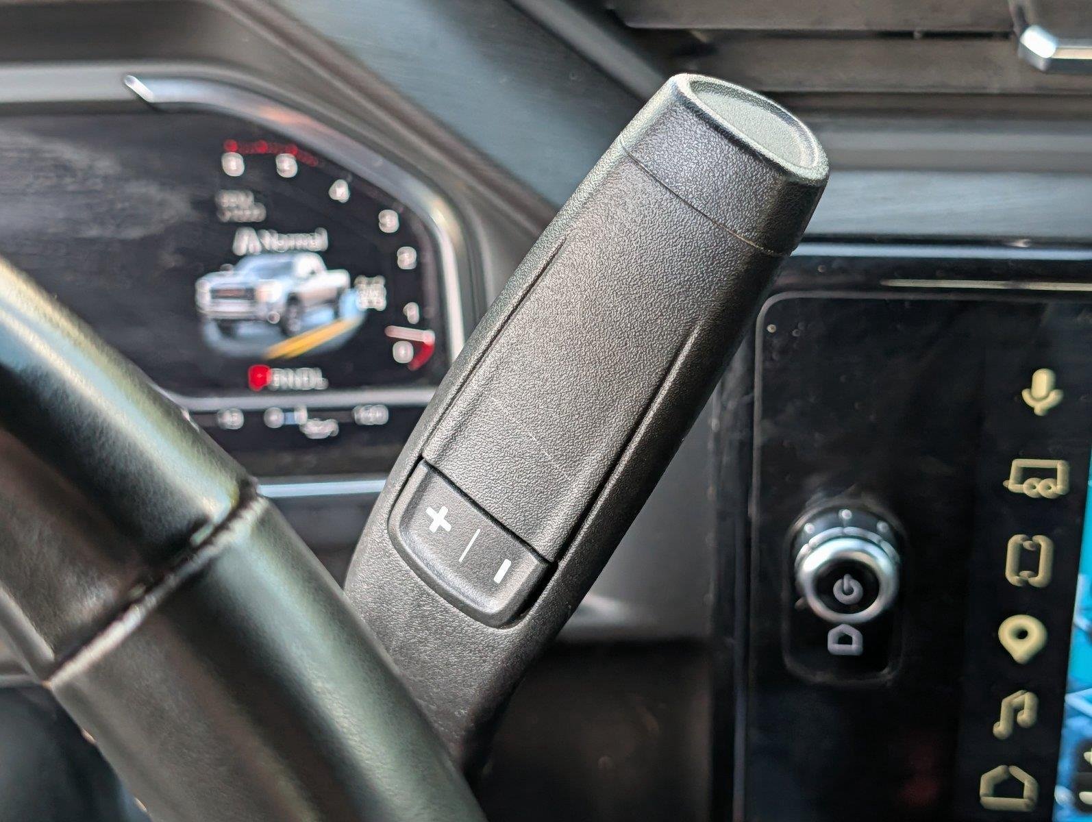 Used 2025 Summit White GMC AT4 image 28