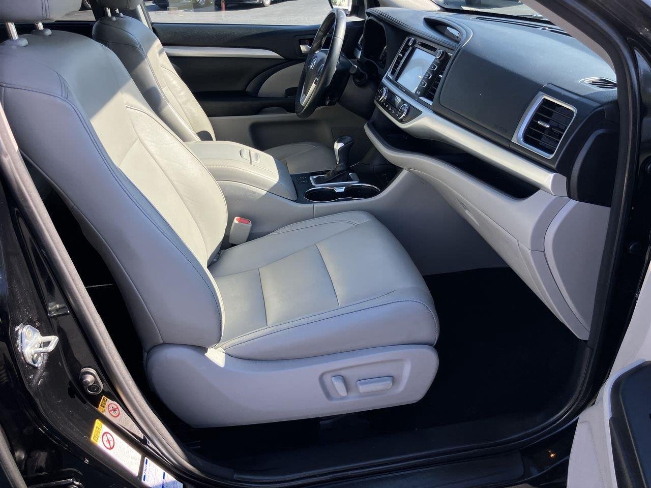 Used 2017 Black (Midnight Black Metallic) Toyota XLE AWD image 38
