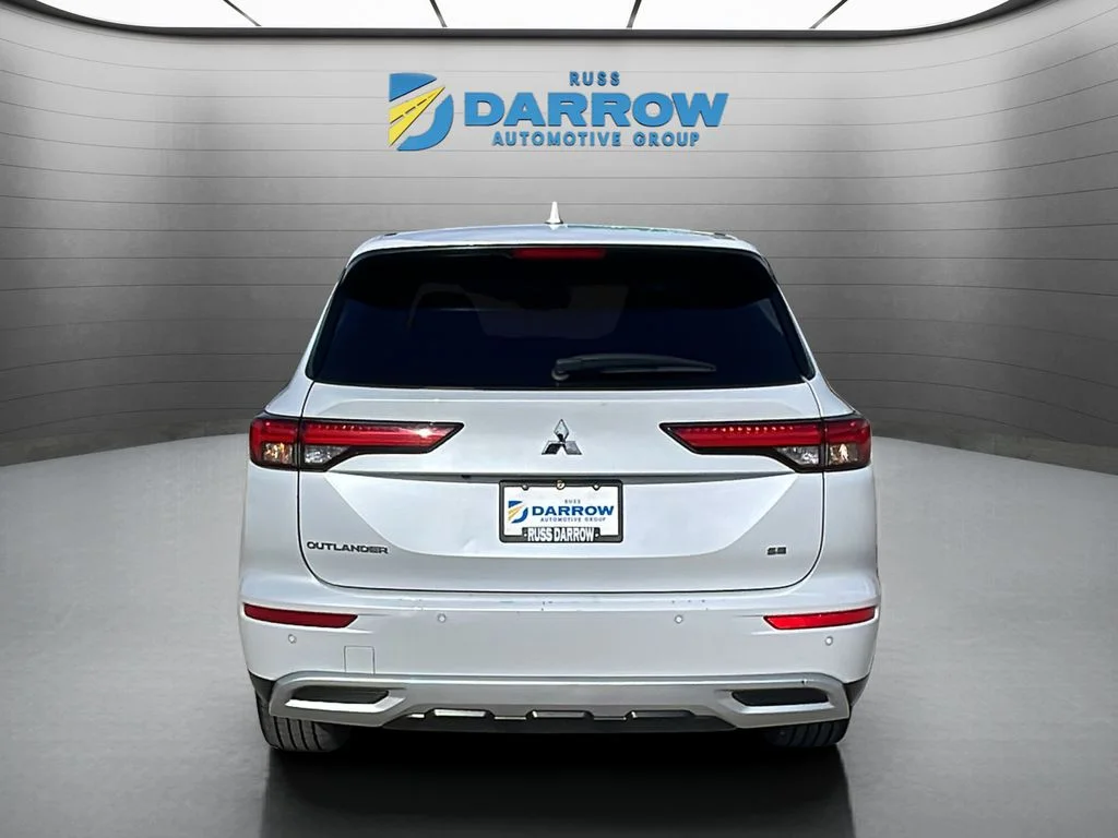 Used 2024 Silver Mitsubishi SE image 4