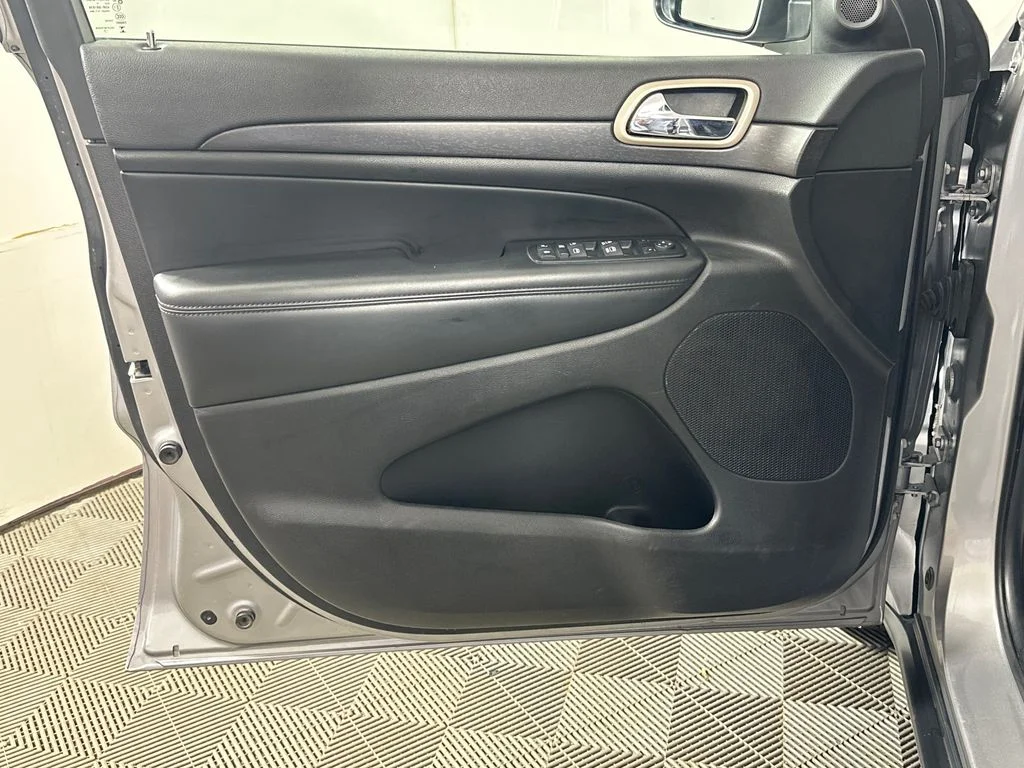 Used 2015 Silver Jeep Laredo image 20