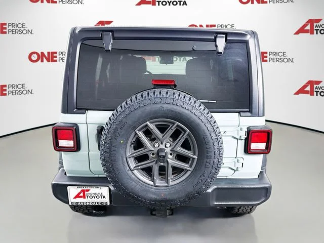 Used 2024  Jeep Sport S image 6