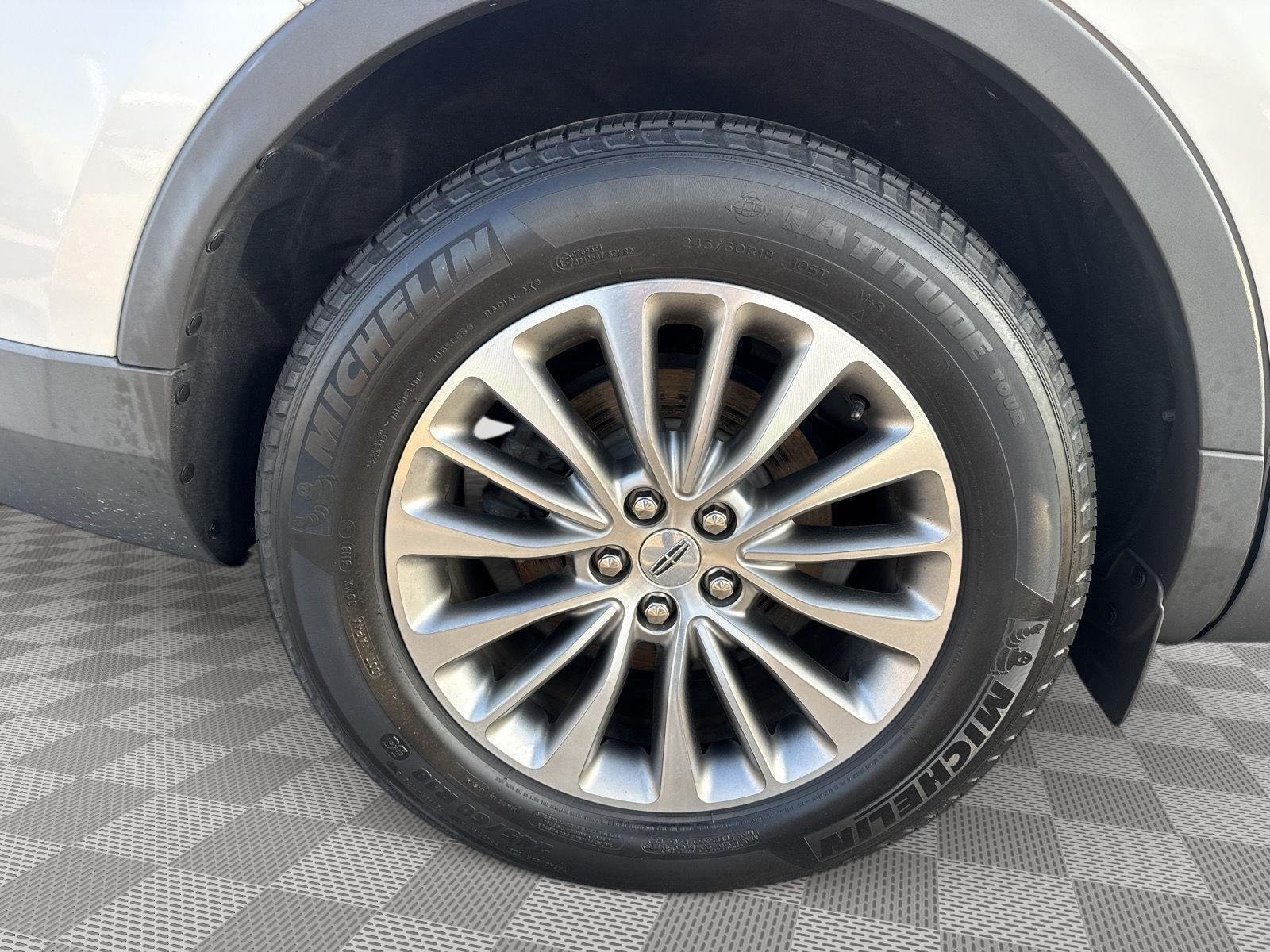Used 2016 White Platinum Metallic Tri-Coat Lincoln Select image 7