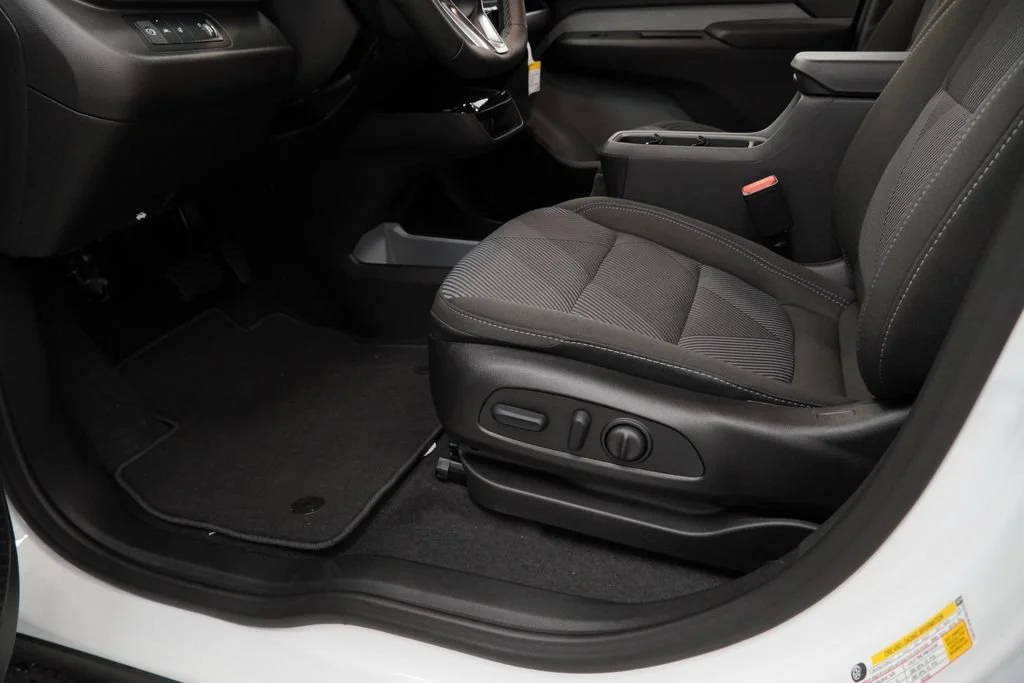 New 2027 Summit White Chevrolet LT image 22