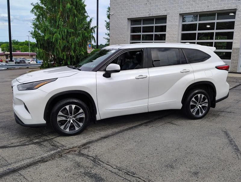 Used 2023 Beige Toyota XLE image 10