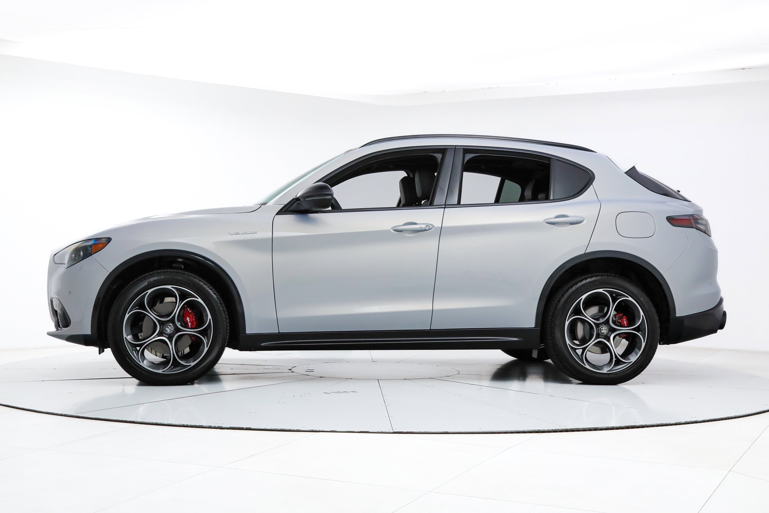 New 2026 Moonlight Gray Metallic Exterior Paint Alfa Romeo  image 2
