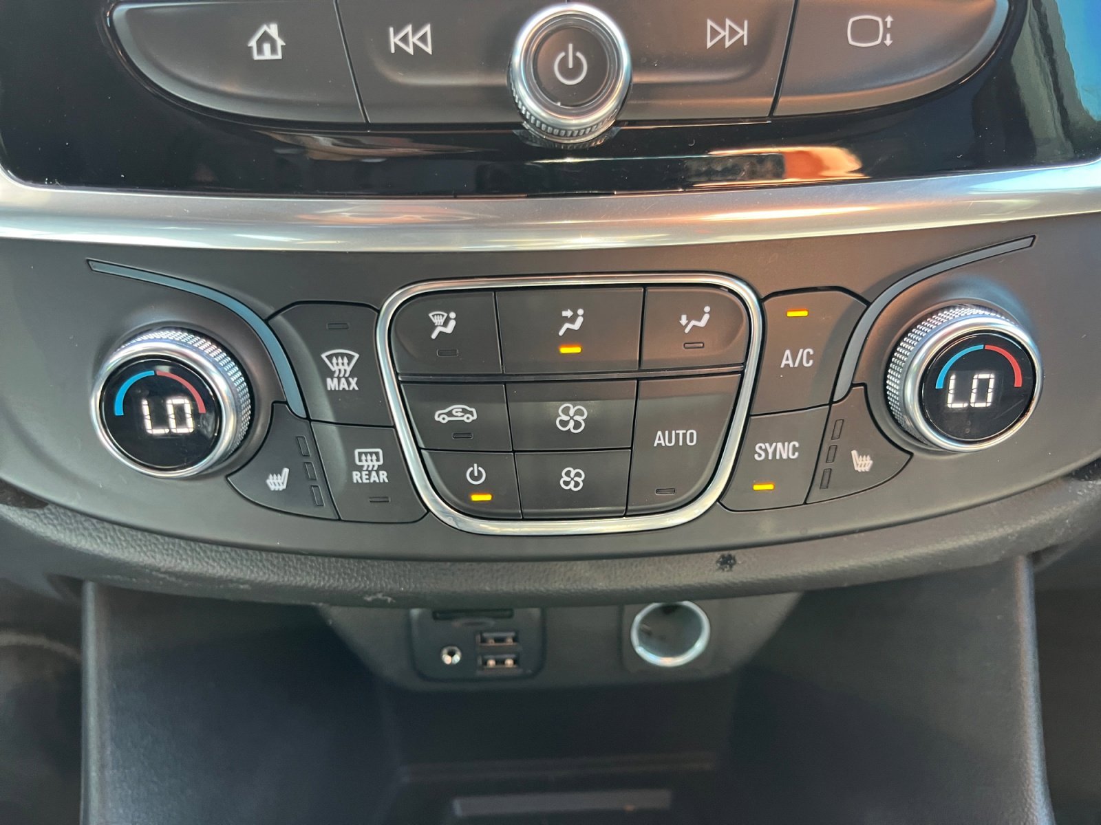 Used 2022 Summit White Chevrolet RS image 15