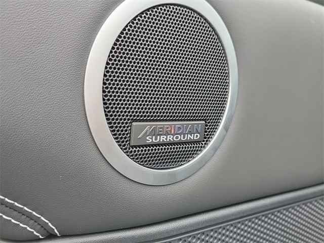 New 2025 Santorini Black Land Rover Metropolitan Edition image 16