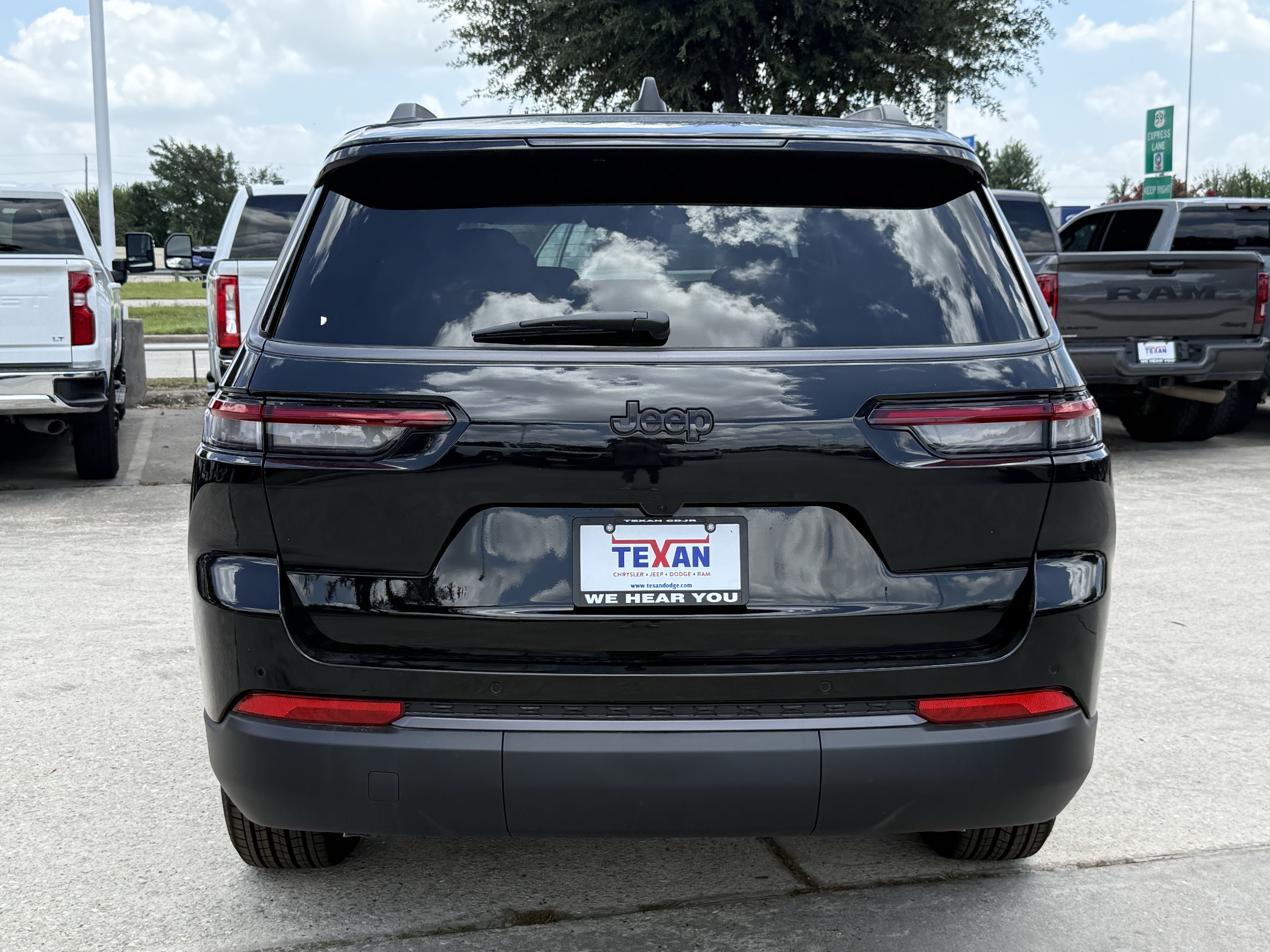 New 2026 Diamond Black Crystal Pearlcoat Jeep Laredo Altitude image 5