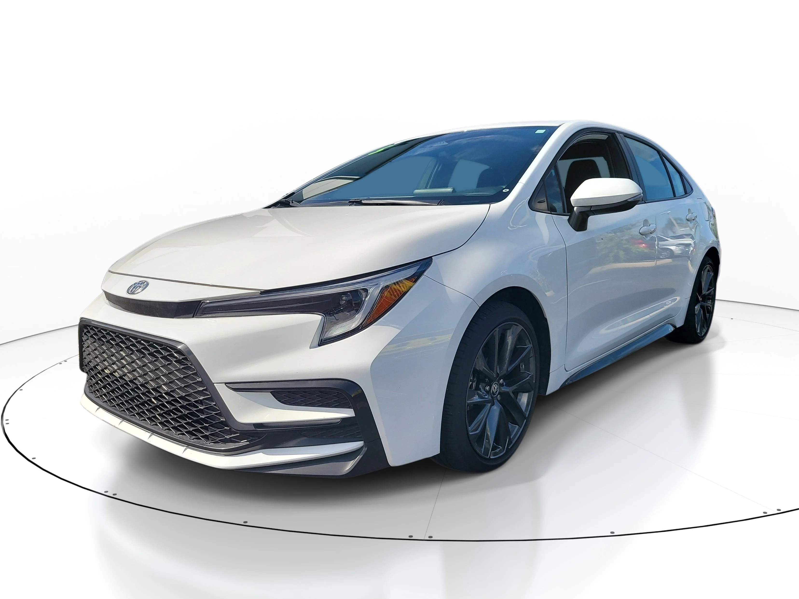Used 2025 Ice Toyota SE image 3