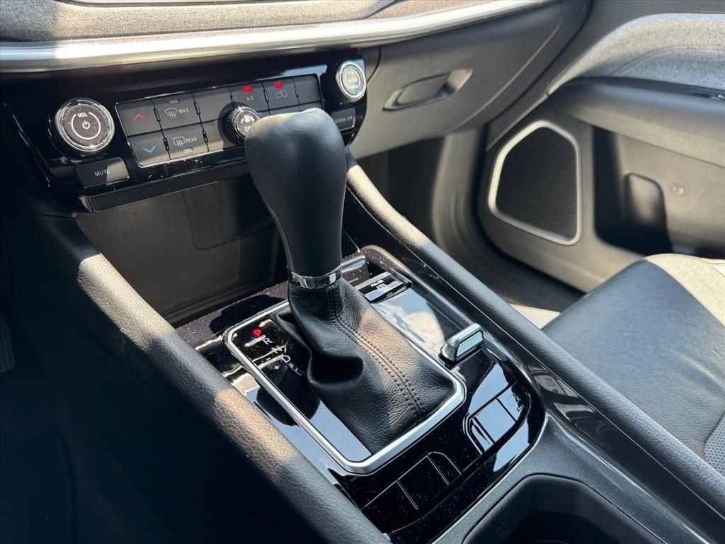 Used 2023 Gray Jeep Latitude Lux image 19