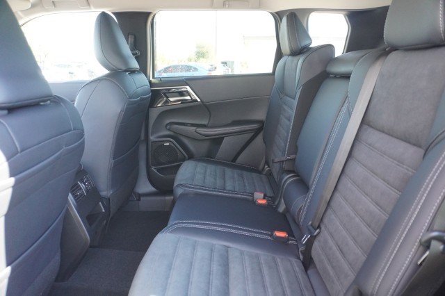 2025 Mitsubishi Outlander SE - Photo 36