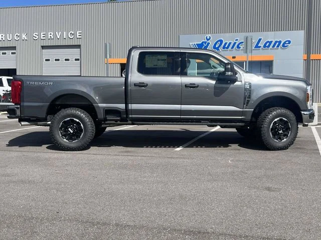New 2026 Carbonized Gray Metallic Ford XLT image 2