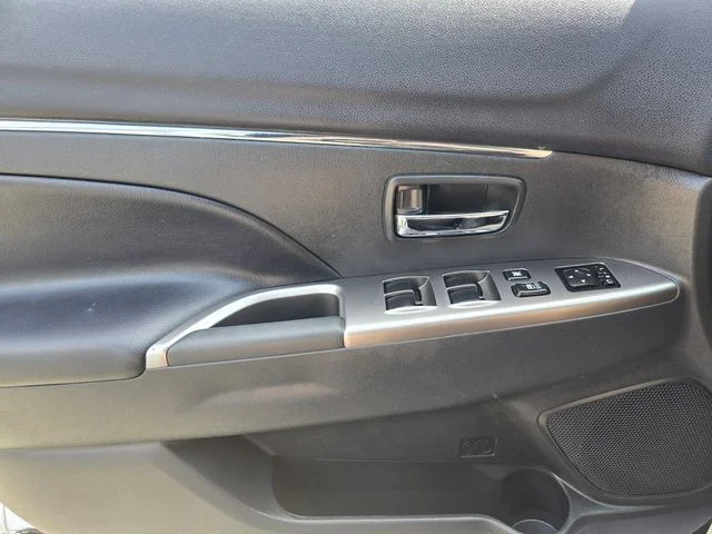 Used 2025 White Mitsubishi  image 34