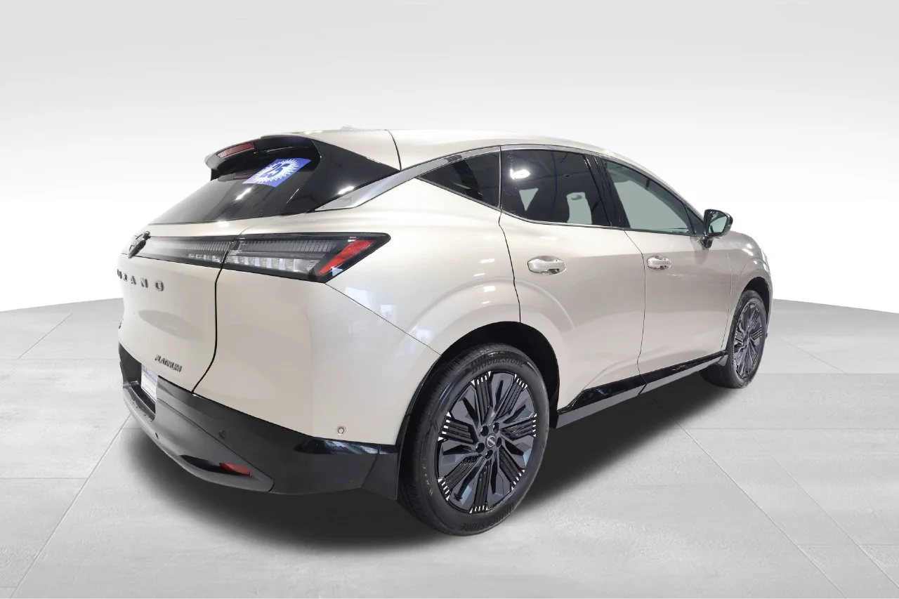 Used 2025 Gold Nissan Platinum image 4