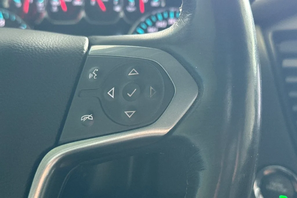 Used 2018 Silver Ice Metallic Chevrolet Premier image 33