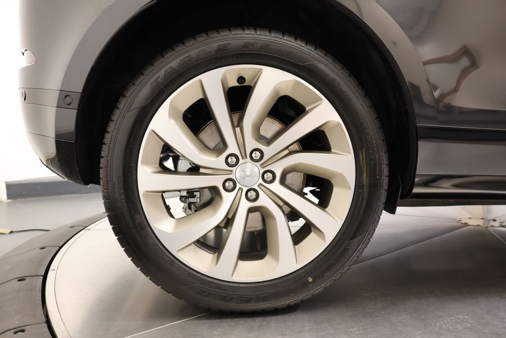 New 2026 Carpathian Grey Land Rover Hoxton Edition image 11