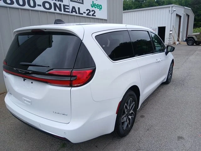 New 2027 Bright White Clear-Coat Exterior Paint Chrysler Limited image 3