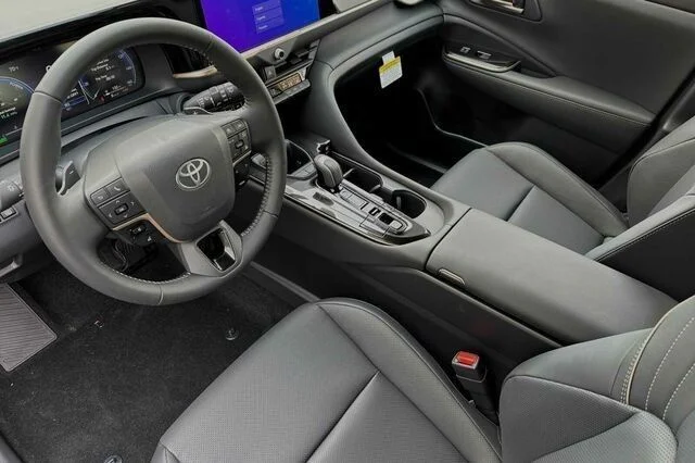 2025 Toyota Crown Signia XLE - Photo 11