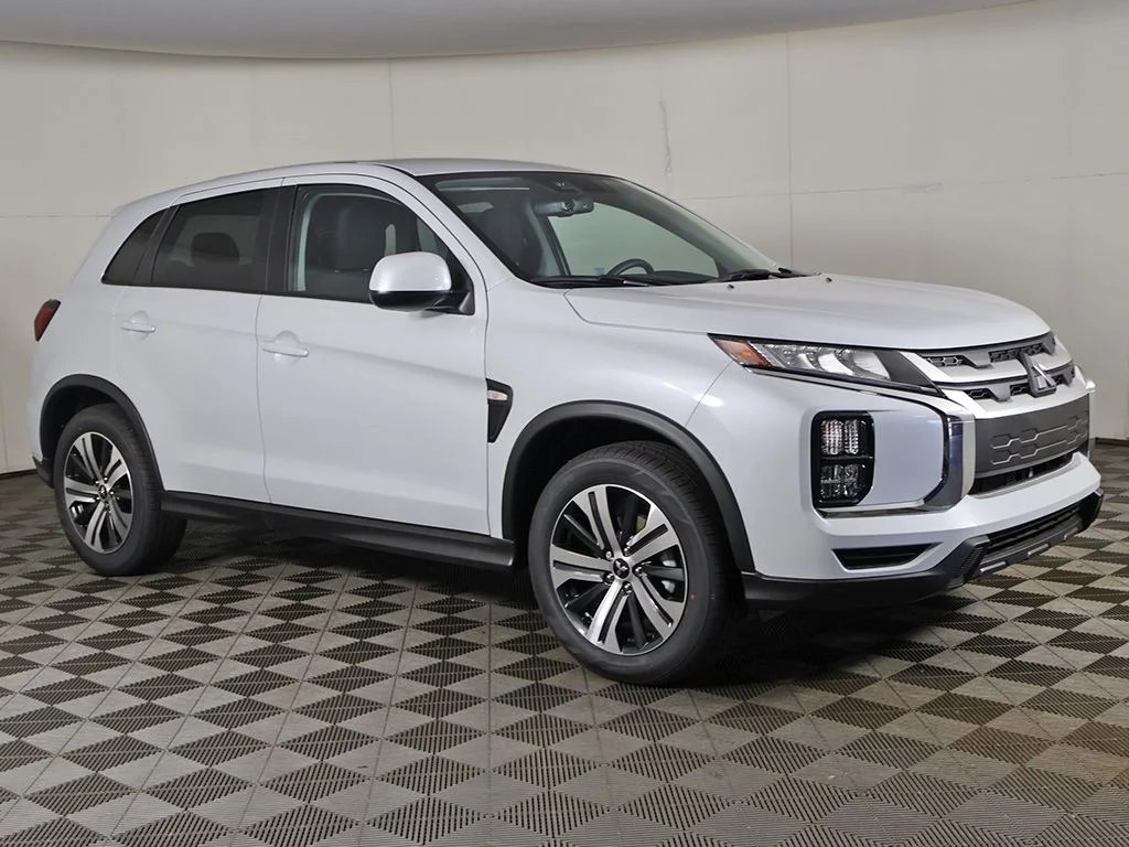 New 2027 White Mitsubishi 2.0 ES AWC image 2