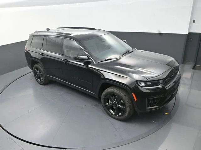 New 2026 Diamond Black Crystal Pearlcoat Jeep Limited image 11