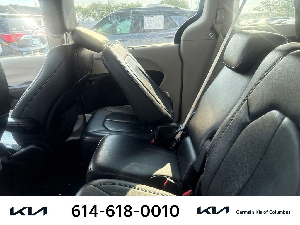 Used 2018 Silver Chrysler Touring L image 9