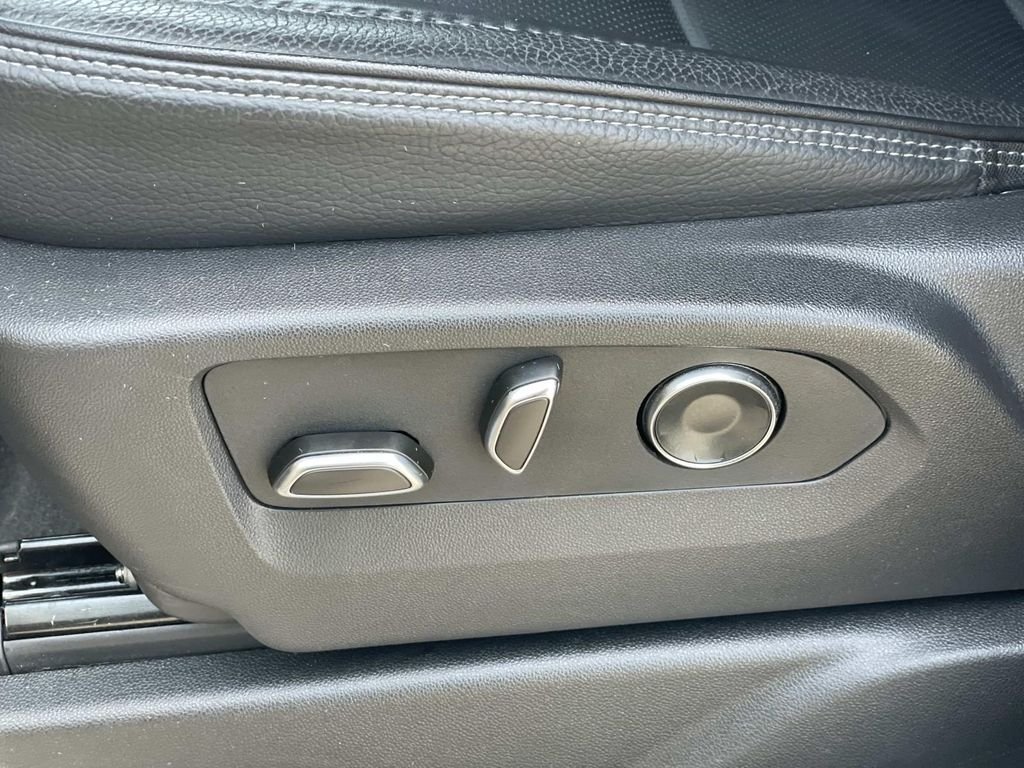 2025 GMC Yukon Denali - Photo 22
