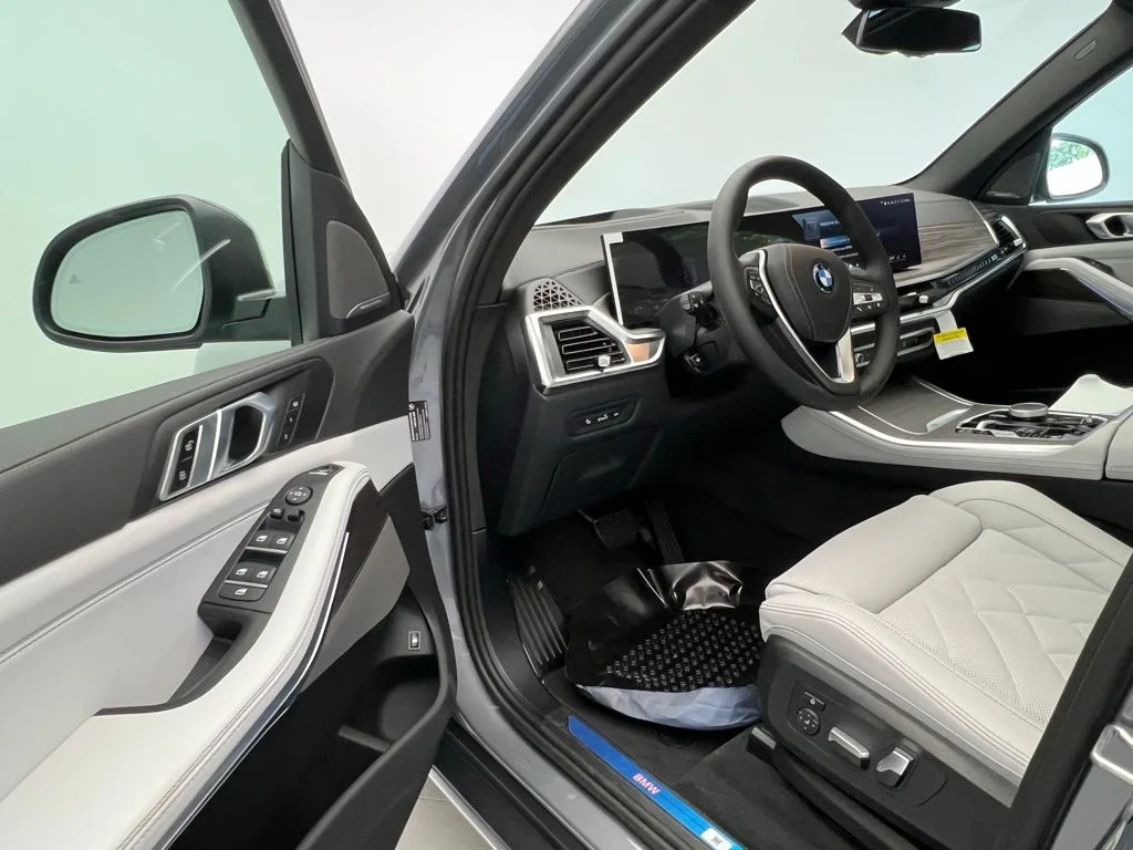 New 2026 Skyscraper Grey Metallic BMW xDrive50e image 22
