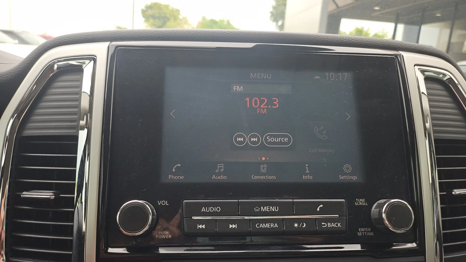 Used 2021 Glacier White Nissan SV 4WD image 18
