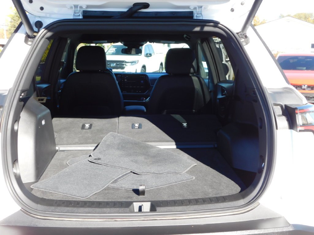 Used 2025 White Chevrolet LT image 24