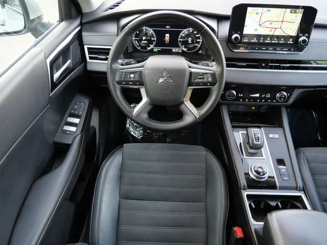 Used 2024 Silver Mitsubishi SE image 12